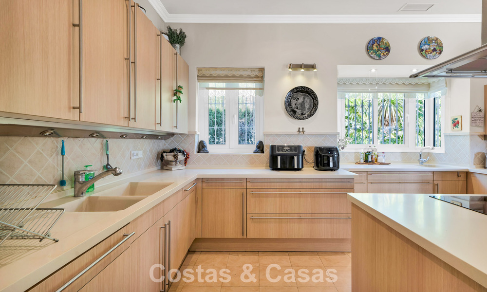 Maison luxueuse de style andalou avec vue sur la mer dans la vallée du golf de Nueva Andalucia, Marbella 779170