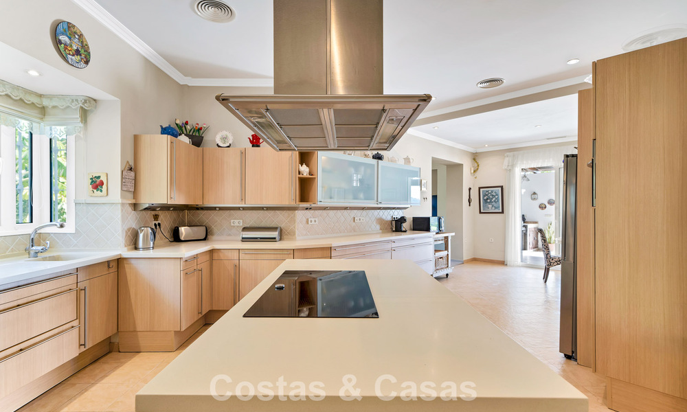 Maison luxueuse de style andalou avec vue sur la mer dans la vallée du golf de Nueva Andalucia, Marbella 779172