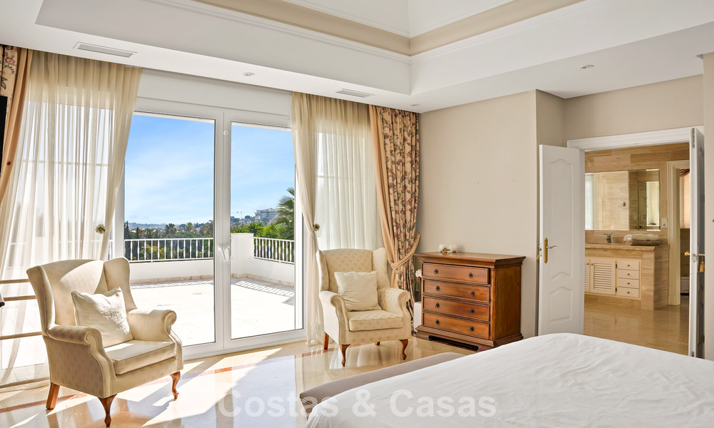 Maison luxueuse de style andalou avec vue sur la mer dans la vallée du golf de Nueva Andalucia, Marbella 779188