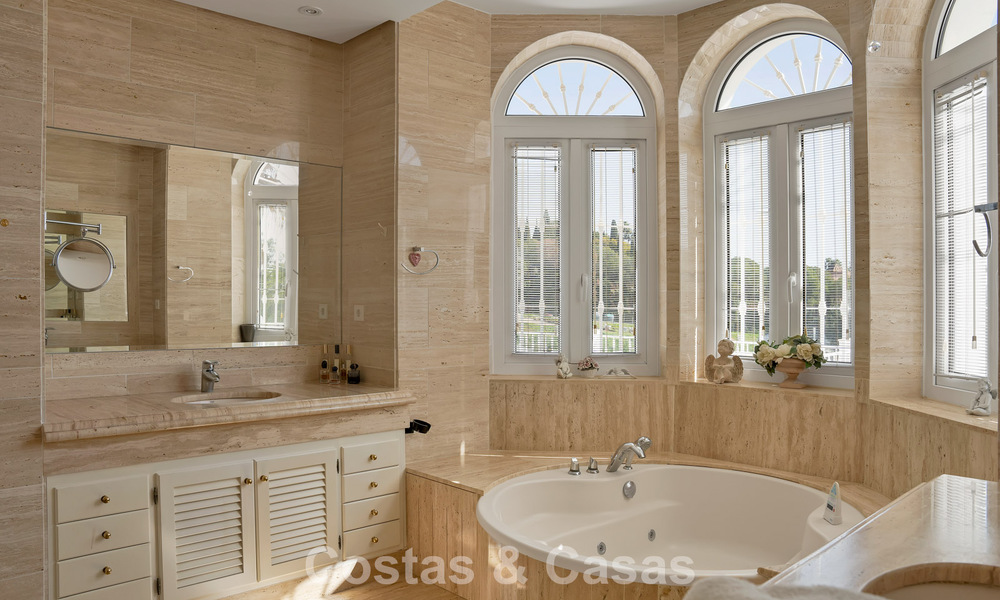 Maison luxueuse de style andalou avec vue sur la mer dans la vallée du golf de Nueva Andalucia, Marbella 779190