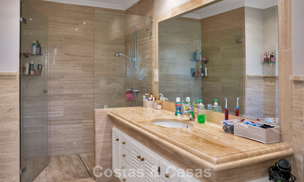 Maison luxueuse de style andalou avec vue sur la mer dans la vallée du golf de Nueva Andalucia, Marbella 779198