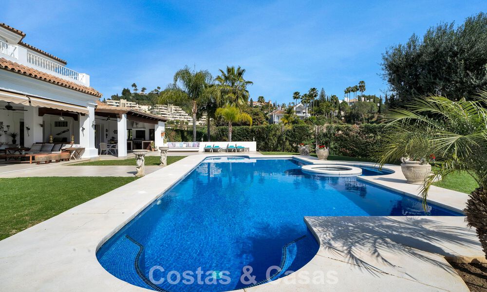 Maison luxueuse de style andalou avec vue sur la mer dans la vallée du golf de Nueva Andalucia, Marbella 779204