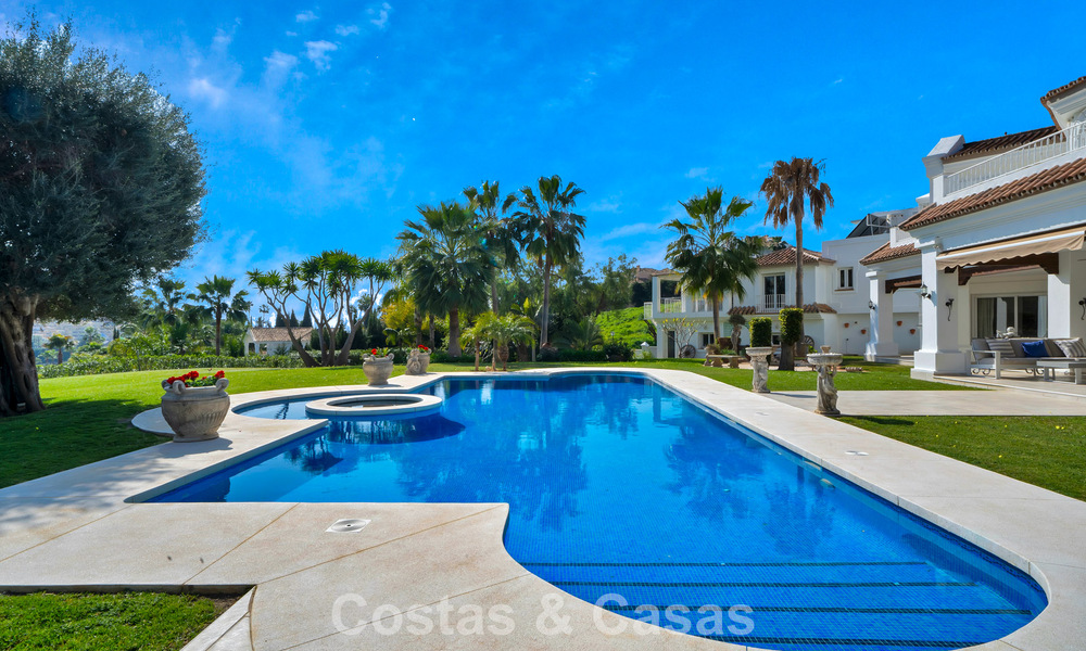 Maison luxueuse de style andalou avec vue sur la mer dans la vallée du golf de Nueva Andalucia, Marbella 779207