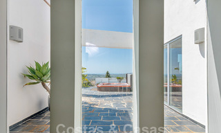 Spacieuse villa de luxe à vendre avec vue panoramique sur la mer sur un grand terrain à Mijas, Costa del Sol 55604 