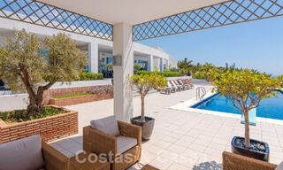 Spacieuse villa de luxe à vendre avec vue panoramique sur la mer sur un grand terrain à Mijas, Costa del Sol 55612 
