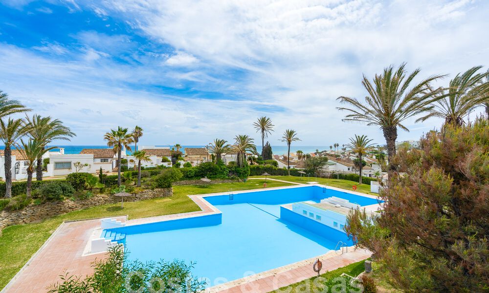 Villa méditerranéenne à vendre avec intérieur contemporain et vue frontale sur la mer dans une urbanisation protégée en bord de mer à Estepona 55783