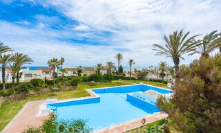 Villa méditerranéenne à vendre avec intérieur contemporain et vue frontale sur la mer dans une urbanisation protégée en bord de mer à Estepona 55783 