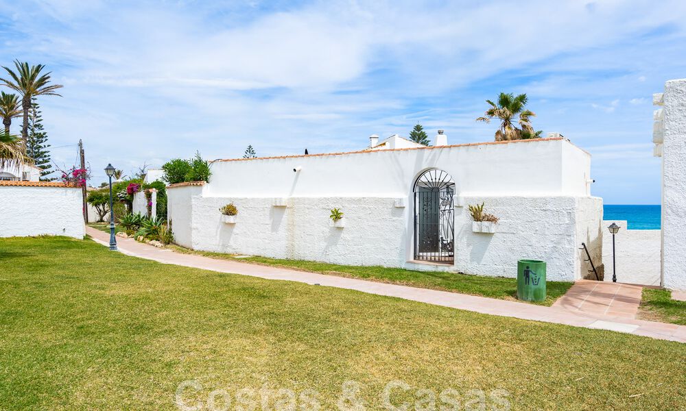 Villa méditerranéenne à vendre avec intérieur contemporain et vue frontale sur la mer dans une urbanisation protégée en bord de mer à Estepona 55784