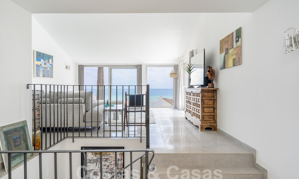 Villa méditerranéenne à vendre avec intérieur contemporain et vue frontale sur la mer dans une urbanisation protégée en bord de mer à Estepona 55788