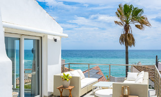 Villa méditerranéenne à vendre avec intérieur contemporain et vue frontale sur la mer dans une urbanisation protégée en bord de mer à Estepona 55789 