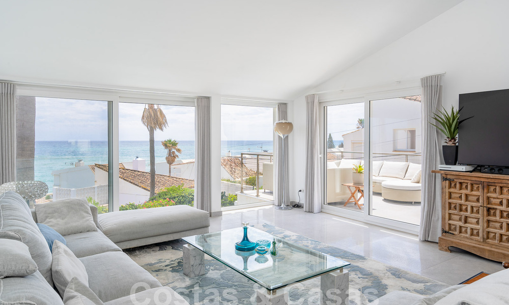Villa méditerranéenne à vendre avec intérieur contemporain et vue frontale sur la mer dans une urbanisation protégée en bord de mer à Estepona 55793