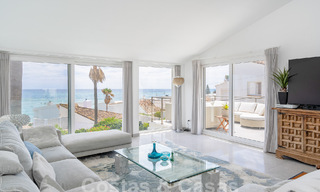 Villa méditerranéenne à vendre avec intérieur contemporain et vue frontale sur la mer dans une urbanisation protégée en bord de mer à Estepona 55793 