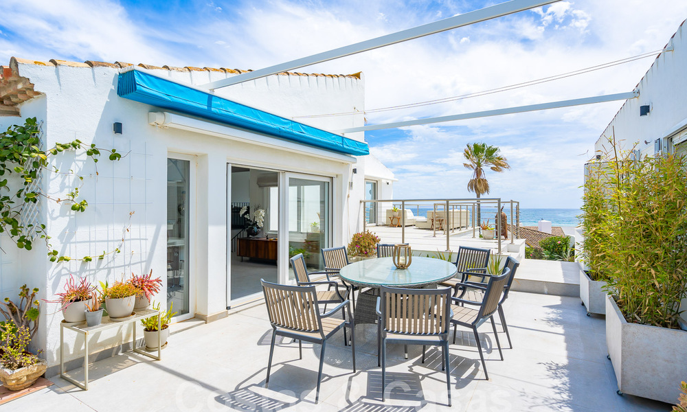 Villa méditerranéenne à vendre avec intérieur contemporain et vue frontale sur la mer dans une urbanisation protégée en bord de mer à Estepona 55794