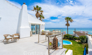Villa méditerranéenne à vendre avec intérieur contemporain et vue frontale sur la mer dans une urbanisation protégée en bord de mer à Estepona 55795 