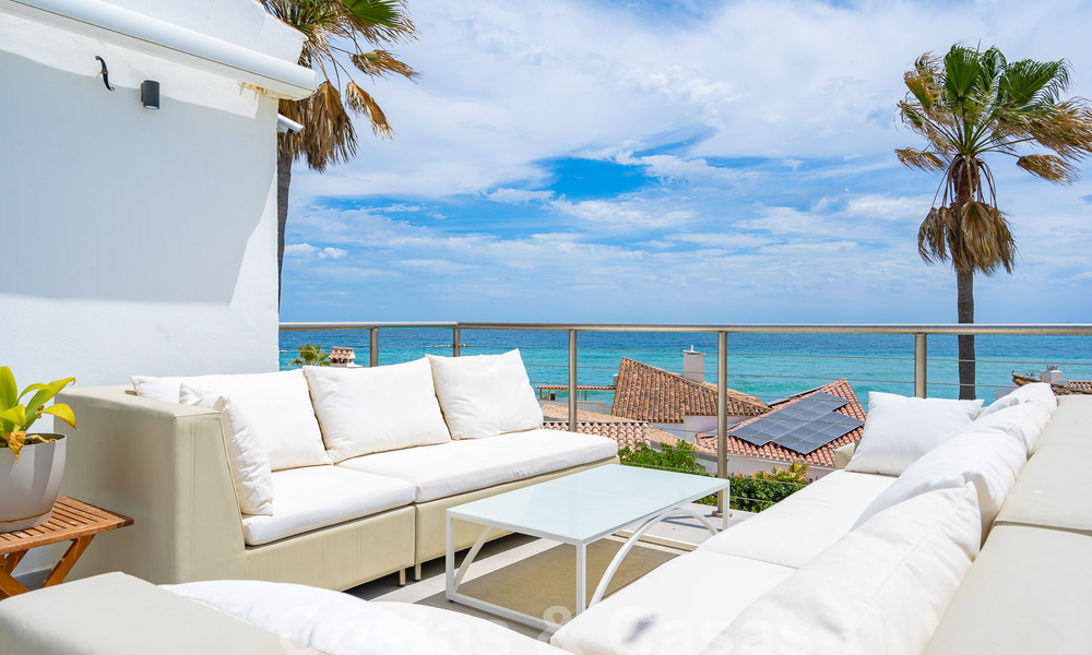 Villa méditerranéenne à vendre avec intérieur contemporain et vue frontale sur la mer dans une urbanisation protégée en bord de mer à Estepona 55797