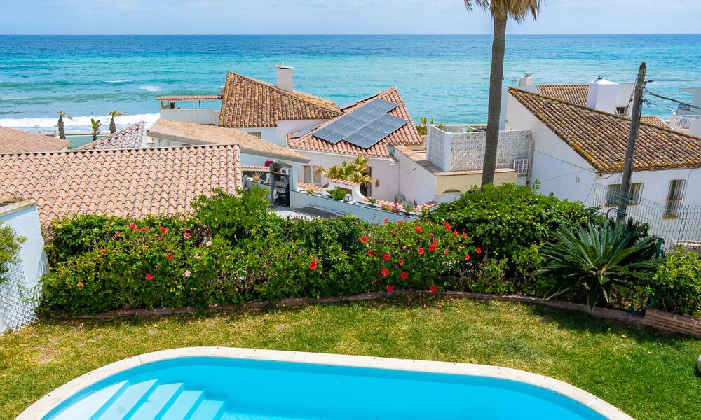 Villa méditerranéenne à vendre avec intérieur contemporain et vue frontale sur la mer dans une urbanisation protégée en bord de mer à Estepona 55798