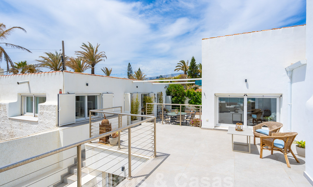 Villa méditerranéenne à vendre avec intérieur contemporain et vue frontale sur la mer dans une urbanisation protégée en bord de mer à Estepona 55799