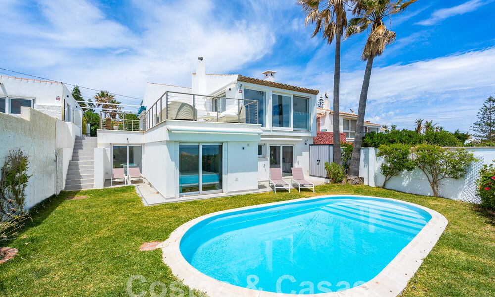 Villa méditerranéenne à vendre avec intérieur contemporain et vue frontale sur la mer dans une urbanisation protégée en bord de mer à Estepona 55801