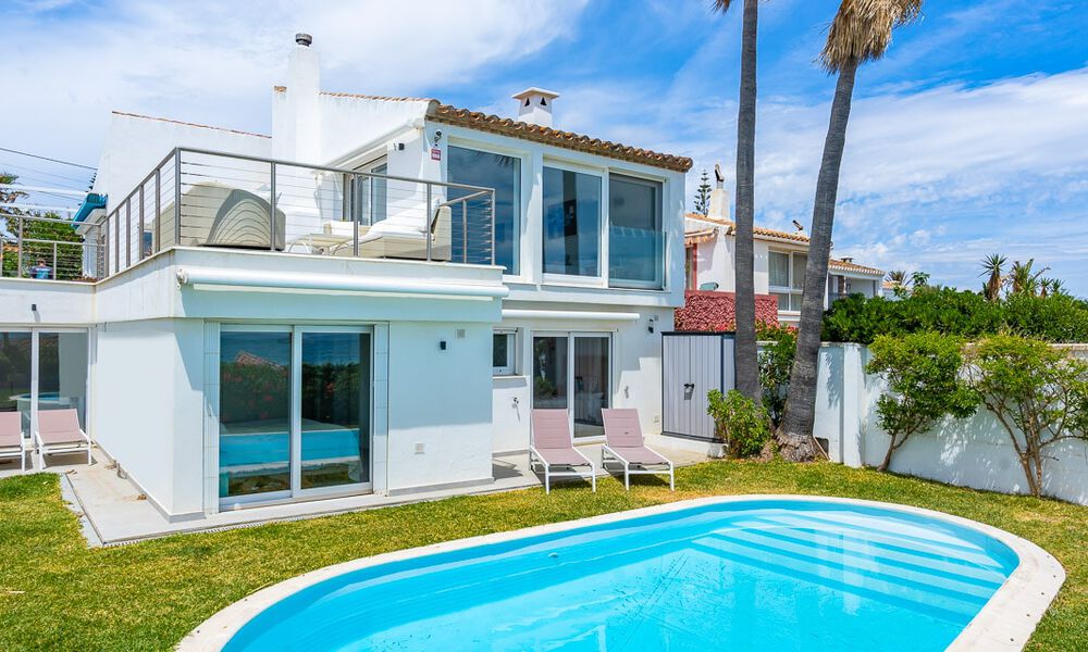 Villa méditerranéenne à vendre avec intérieur contemporain et vue frontale sur la mer dans une urbanisation protégée en bord de mer à Estepona 55802