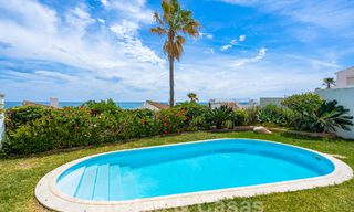 Villa méditerranéenne à vendre avec intérieur contemporain et vue frontale sur la mer dans une urbanisation protégée en bord de mer à Estepona 55803 