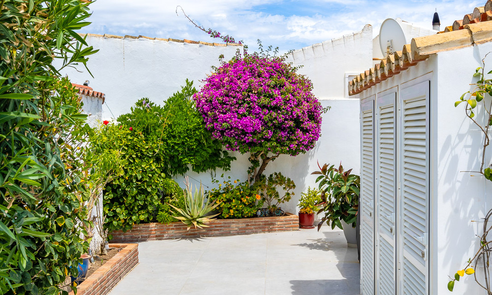 Villa méditerranéenne à vendre avec intérieur contemporain et vue frontale sur la mer dans une urbanisation protégée en bord de mer à Estepona 55804