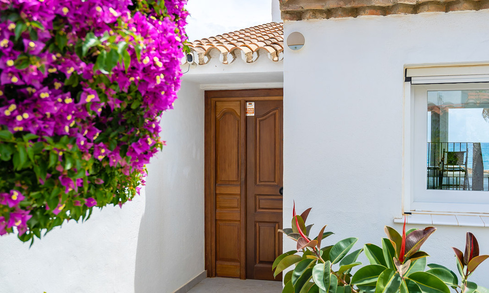 Villa méditerranéenne à vendre avec intérieur contemporain et vue frontale sur la mer dans une urbanisation protégée en bord de mer à Estepona 55805