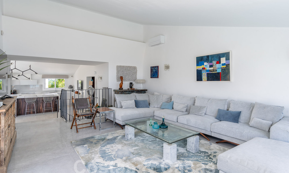 Villa méditerranéenne à vendre avec intérieur contemporain et vue frontale sur la mer dans une urbanisation protégée en bord de mer à Estepona 55809
