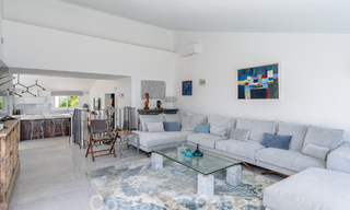 Villa méditerranéenne à vendre avec intérieur contemporain et vue frontale sur la mer dans une urbanisation protégée en bord de mer à Estepona 55809 