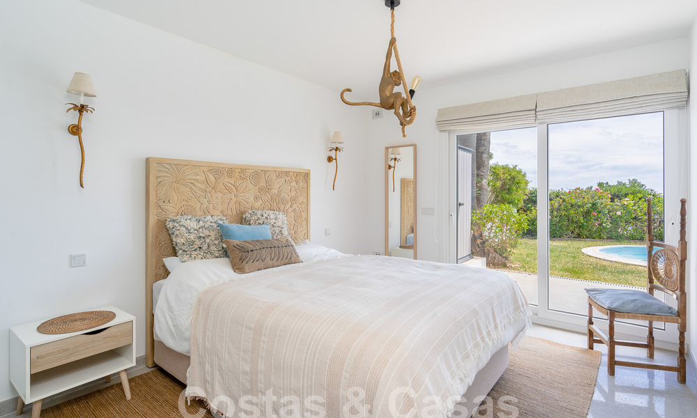 Villa méditerranéenne à vendre avec intérieur contemporain et vue frontale sur la mer dans une urbanisation protégée en bord de mer à Estepona 55810