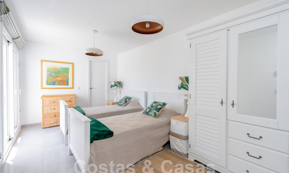 Villa méditerranéenne à vendre avec intérieur contemporain et vue frontale sur la mer dans une urbanisation protégée en bord de mer à Estepona 55812