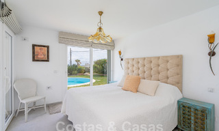 Villa méditerranéenne à vendre avec intérieur contemporain et vue frontale sur la mer dans une urbanisation protégée en bord de mer à Estepona 55815 