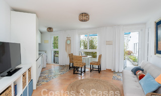 Villa méditerranéenne à vendre avec intérieur contemporain et vue frontale sur la mer dans une urbanisation protégée en bord de mer à Estepona 55816 