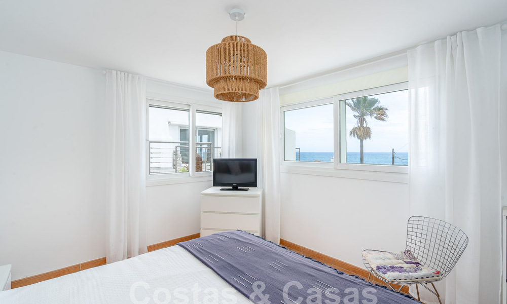 Villa méditerranéenne à vendre avec intérieur contemporain et vue frontale sur la mer dans une urbanisation protégée en bord de mer à Estepona 55819