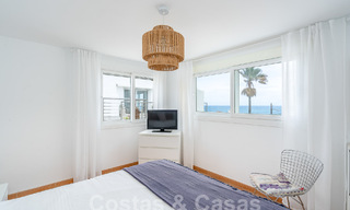 Villa méditerranéenne à vendre avec intérieur contemporain et vue frontale sur la mer dans une urbanisation protégée en bord de mer à Estepona 55819 