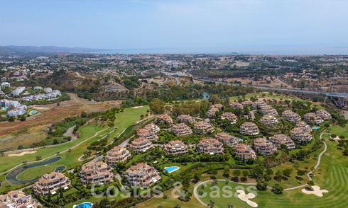 Luxueux penthouse en duplex à vendre dans un complexe fermé adjacent au terrain de golf à Marbella - Benahavis 55995