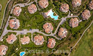 Luxueux penthouse en duplex à vendre dans un complexe fermé adjacent au terrain de golf à Marbella - Benahavis 55996 