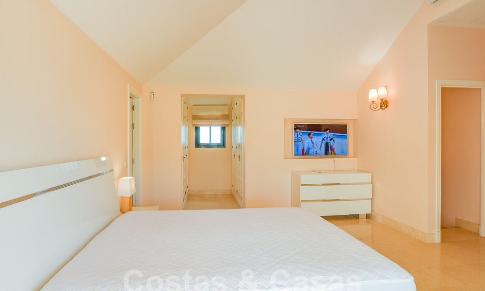 Luxueux penthouse en duplex à vendre dans un complexe fermé adjacent au terrain de golf à Marbella - Benahavis 56003