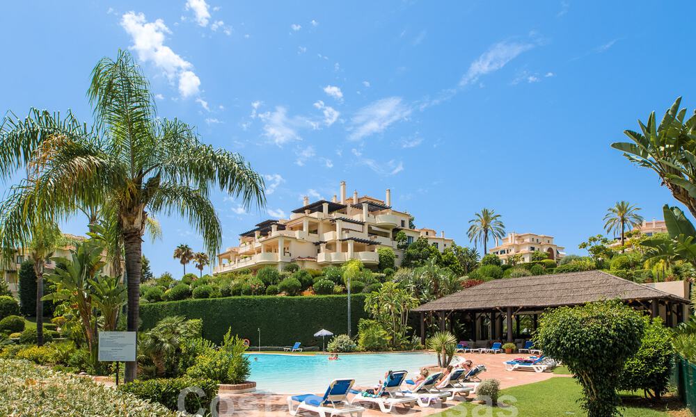 Luxueux penthouse en duplex à vendre dans un complexe fermé adjacent au terrain de golf à Marbella - Benahavis 56008