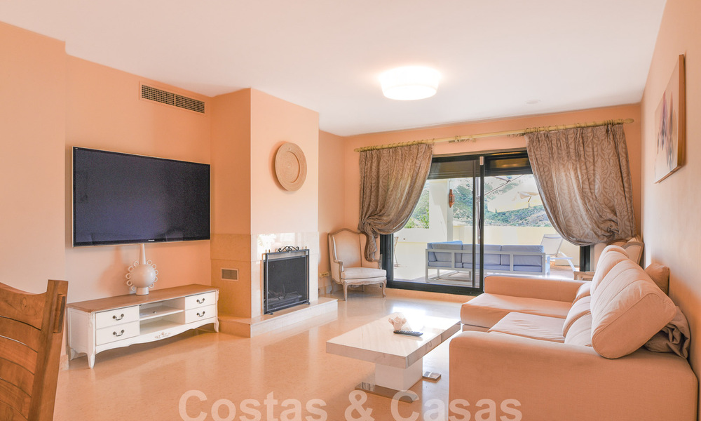 Luxueux penthouse en duplex à vendre dans un complexe fermé adjacent au terrain de golf à Marbella - Benahavis 56013