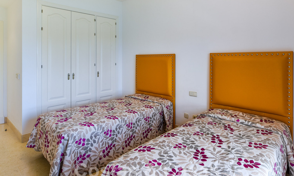 Luxueux penthouse en duplex à vendre dans un complexe fermé adjacent au terrain de golf à Marbella - Benahavis 56027