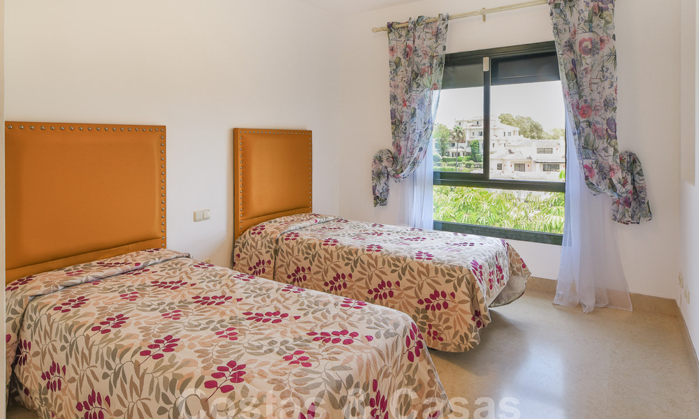 Luxueux penthouse en duplex à vendre dans un complexe fermé adjacent au terrain de golf à Marbella - Benahavis 56030