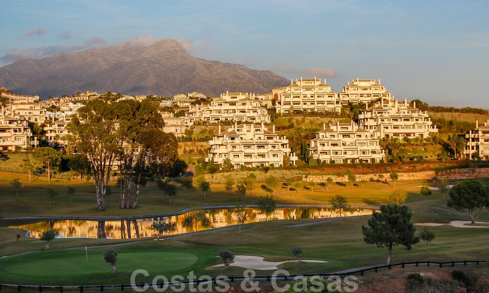 Luxueux penthouse en duplex à vendre dans un complexe fermé adjacent au terrain de golf à Marbella - Benahavis 56079