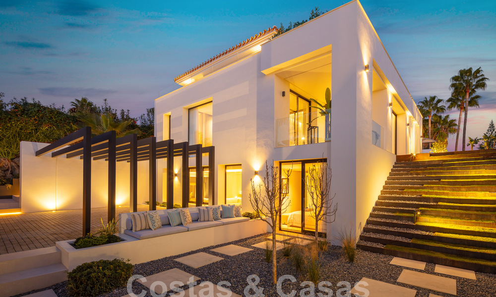 Villa supérieure rénovée de style moderne à vendre au cœur de la vallée du golf de Nueva Andalucia, Marbella 56040