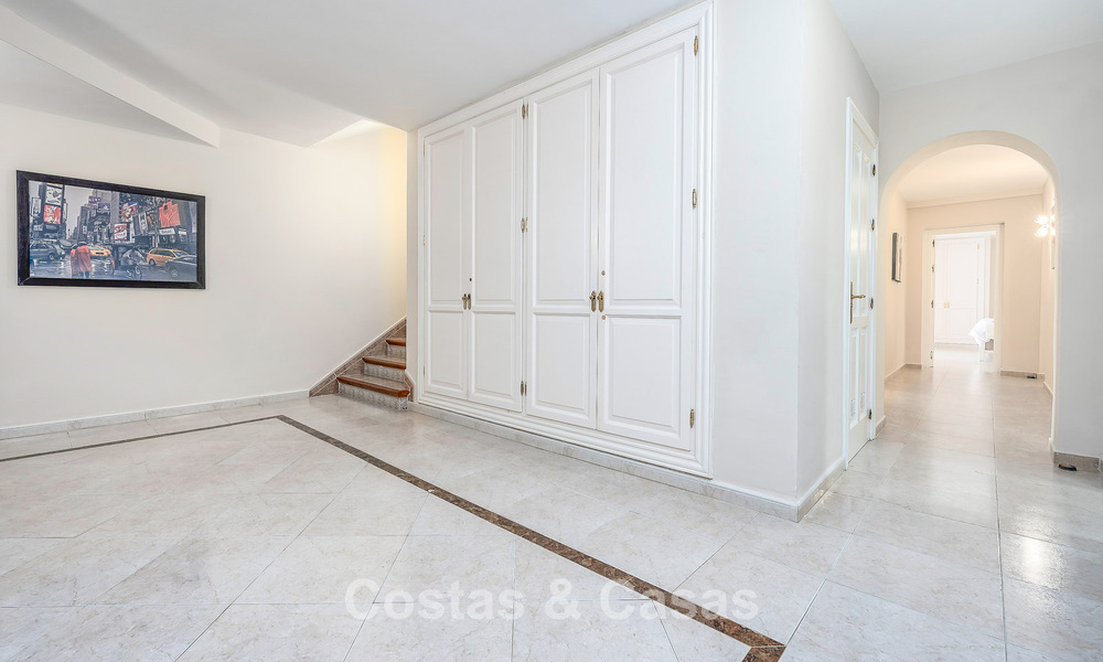 Villa de luxe de style andalou entourée de verdure sur un grand terrain à Marbella - Estepona 56290