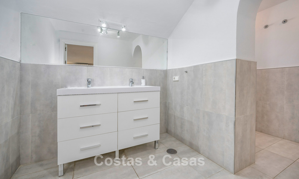 Villa de luxe de style andalou entourée de verdure sur un grand terrain à Marbella - Estepona 56295