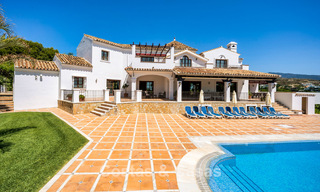 Villa de luxe de style andalou entourée de verdure sur un grand terrain à Marbella - Estepona 56296 