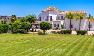 Villa de luxe de style andalou entourée de verdure sur un grand terrain à Marbella - Estepona 56299 