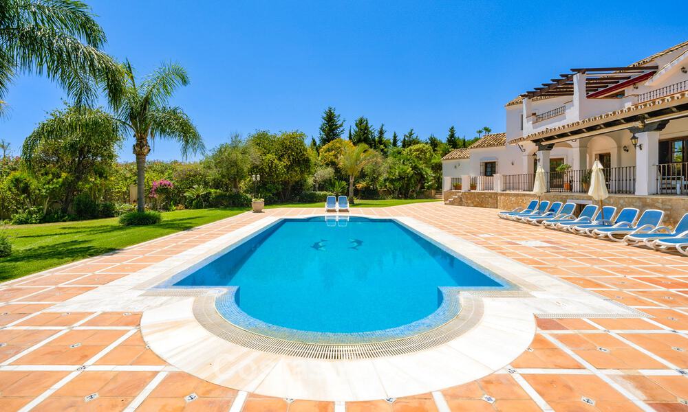 Villa de luxe de style andalou entourée de verdure sur un grand terrain à Marbella - Estepona 56302