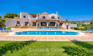 Villa de luxe de style andalou entourée de verdure sur un grand terrain à Marbella - Estepona 56304 