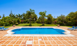 Villa de luxe de style andalou entourée de verdure sur un grand terrain à Marbella - Estepona 56305 